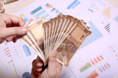 Adam yeni Hint 10 rupi para notları zımba olduğunu.