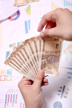 Adam yeni Hint 10 rupi para notları zımba olduğunu.