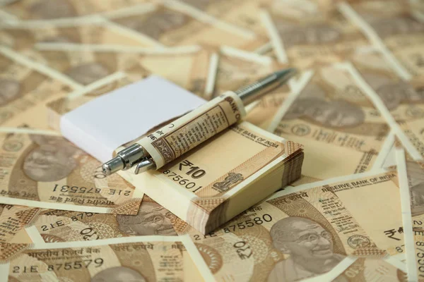 財布とテーブルの上にインドの10ルピー通貨紙幣 — ストック写真
