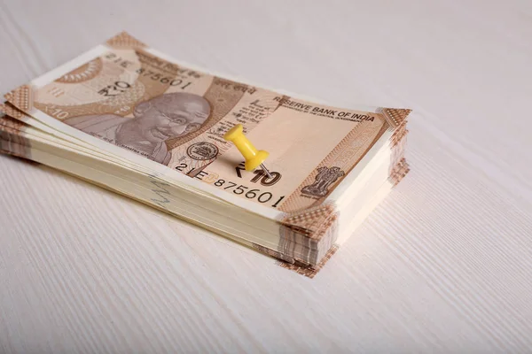 新しいインド10ルピー通貨紙幣の画像 木製の背景に隔離 — ストック写真