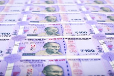 Hint Para Birimi, yeni 100 Hint rupisi. Beyaz arka planda yalıtılmış.