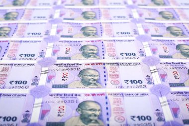 100 rupilik yepyeni Hint para birimi notları. Beyaz arka planda yalıtılmış.