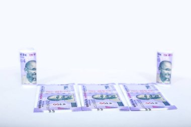 Yeni 100 Rupi Hint Para Birimi. Beyaz arka planda yalıtılmış.