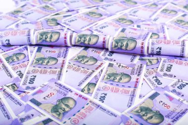 Hint Para Birimi, yeni 100 Hint rupisi. Beyaz arka planda yalıtılmış.