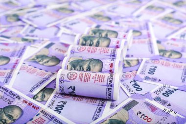 Yüz yeni Hint parası. Beyaz arka planda yalıtılmış.