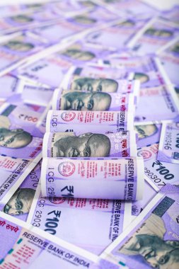 Hint para notları fotoğrafı. Beyaz arka planda yalıtılmış.