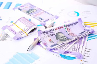 Hint Para Birimi, yeni 100 Hint rupisi. Beyaz arka planda yalıtılmış.