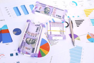 Hint Para Birimi, yeni 100 Hint rupisi. Beyaz arka planda yalıtılmış.