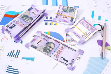 Hint Para Birimi, yeni 100 Hint rupisi. Beyaz arka planda yalıtılmış.