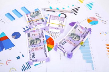 Hint Para Birimi, yeni 100 Hint rupisi. Beyaz arka planda yalıtılmış.