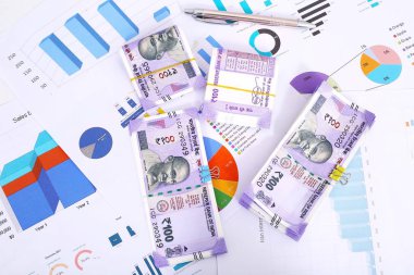 Grafik kağıt ve kalem ile yeni Hint para notları.