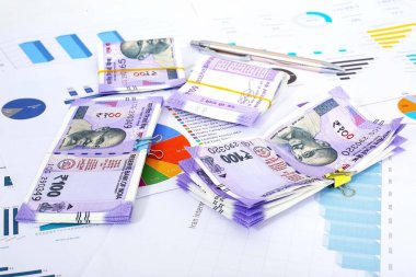 Grafik kağıt ve kalem ile Hint 100 Rupi notları Yeni paketi. Ahşap arka planda izole.