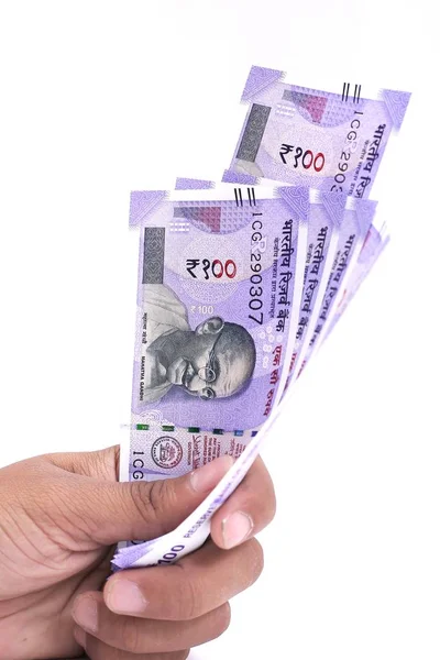 男子手持有印度100卢比货币 在白色背景上隔离 — 图库照片