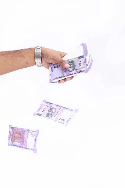 手の写真は 新しいインドの通貨を投げている 白い背景に隔離 — ストック写真