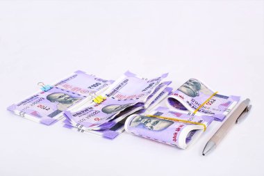 Yeni Hint Para Birimi Notları. Beyaz arka planda yalıtılmış.