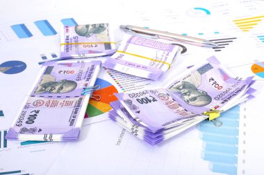 Grafik kağıt ve kalem ile Hint 100 Rupi notları Yeni paketi. Ahşap arka planda izole.