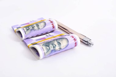 Paket ve kalemden yeni Hint Para Birimi Rupisi. Ahşap arka planda izole.