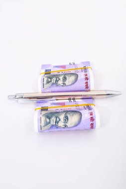 Kalemli Hint para birimi notlarının resmi. Beyaz arka planda yalıtılmış.
