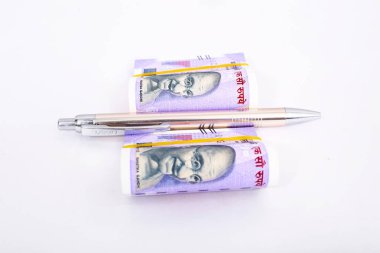 Paket ve kalemden yeni Hint Para Birimi Rupisi. Ahşap arka planda izole.