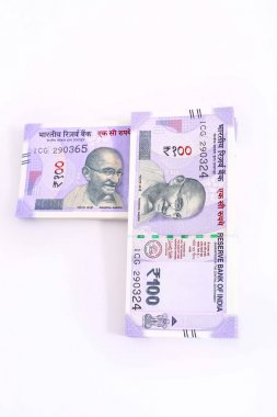 100 Hint notu. Beyaz arka planda yalıtılmış.