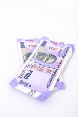 Yeni 100 rupilik banknotlar. Beyaz arka planda yalıtılmış.