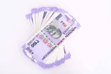 Yeni 100 Hint rupisi. Beyaz arka planda yalıtılmış.