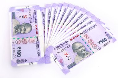 Yeni 100 Hint rupisi. Beyaz arka planda yalıtılmış.