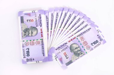 Yeni Hint para birimi banknotlarının resmi. Beyaz arka planda yalıtılmış.