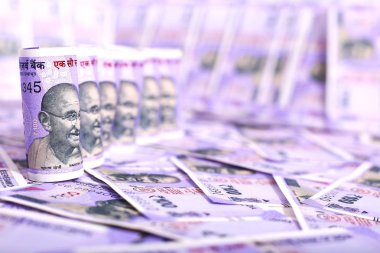 100 rupilik Hint parası. Beyaz arka planda yalıtılmış.