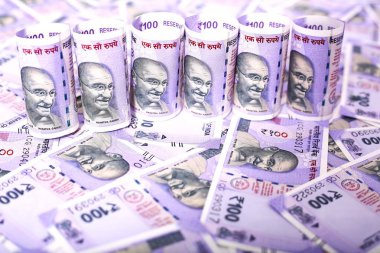 100 rupilik yeni Hint parası. Beyaz arka planda yalıtılmış.