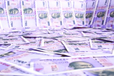 100 rupilik Hint parası. Beyaz arka planda yalıtılmış.