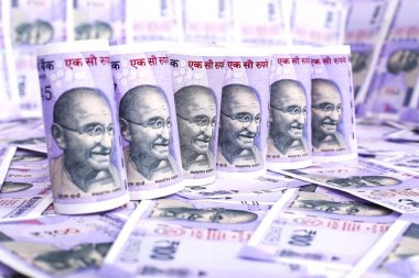 Yeni 100 Rupi Hint Para Birimi. Beyaz arka planda yalıtılmış.