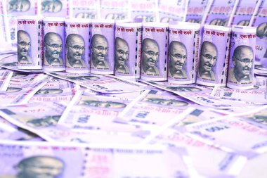 100 yeni Hint parası. Beyaz arka planda yalıtılmış.