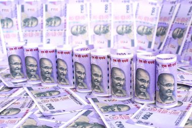 Yüz yeni Hint parası. Beyaz arka planda yalıtılmış.