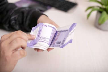 Yeni Hint para notları ile el portresi. Beyaz arka planda yalıtılmış.