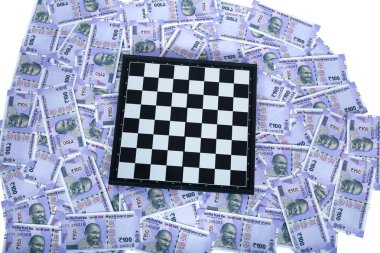 Kumbaralı yeni 100 rupilik yeni bir para birimi portresi. Beyaz arka planda yalıtılmış.