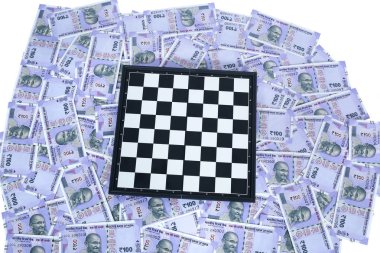 Hint 100 rupi notalarında satranç.