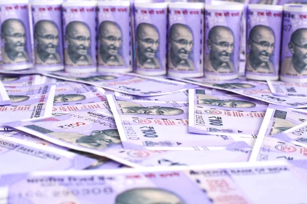 100 rupi lik banknot. Beyaz arka planda yalıtılmış.