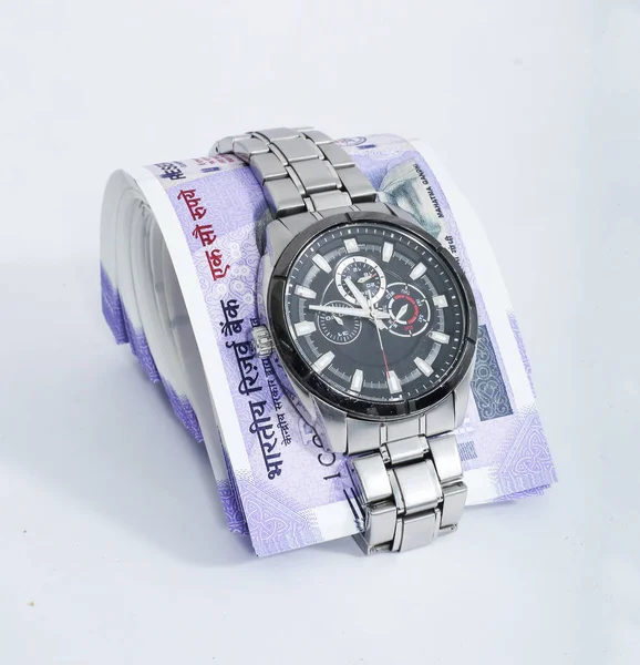 Retrato Reloj Pulsera Con Una Nueva Nota 100 Rupias Aislado — Foto de Stock
