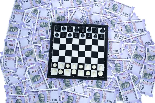 新印度100卢比货币上的国际象棋图片 — 图库照片