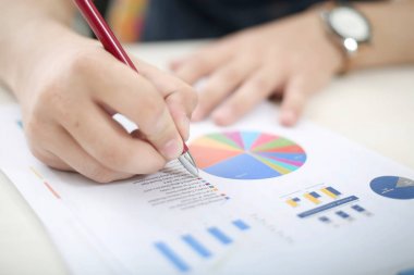 Adam bilançoyu kalemle kontrol ediyor..