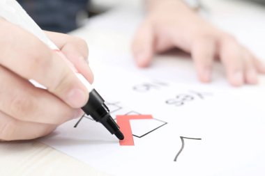Adam evet veya hayır işaretçisi ile işaretlüyor. 