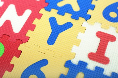 Renkli alfabe bloklarının kapatılması.