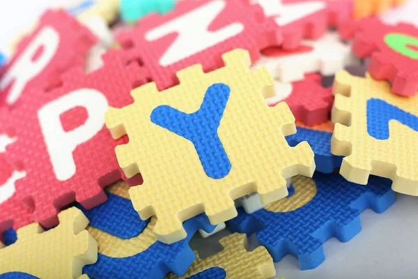 Renkli alfabe blokları yığını. Beyaz arka planda yalıtılmış.