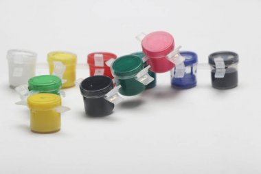 Beyaz arka planda suluboya grubu.