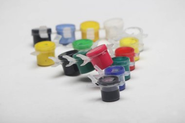 Beyaz arka plandaki suluboya ların şekli.