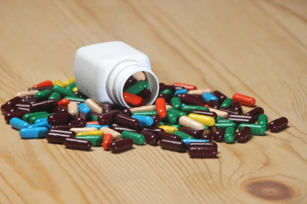 Pílulas Cápsulas Coloridas Isoladas Fundo Madeira Comprimidos Podem Conter Qualquer — Fotografia de Stock