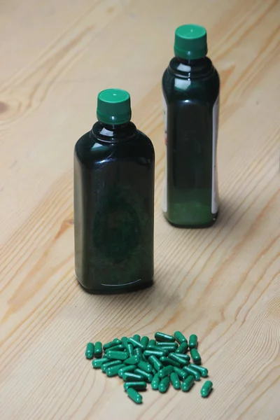 Pilules Capsules Vertes Deux Bouteilles Sirop Vitamine Verte Sur Fond — Photo