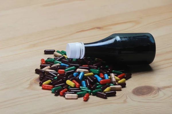 Närbild Ayurvediska Färgglada Kapsel Piller Och Glas Flaska Fylld Med — Stockfoto