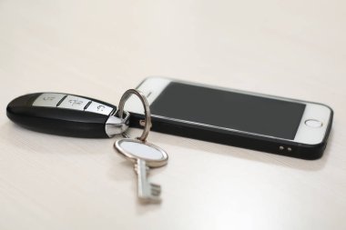 Araba aksesuarları ile akıllı telefon resmi.